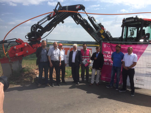 von links: Daniel Günther, Telekom-Projektleiter Breitbandausbau LK Fulda; Christof Erb, Breitbandkoordinator des Landkreises Fulda; KTS-Geschäftsführer Dr. Dirk Pramann; Künzells Bürgermeister Timo Zentgraf; Fuat Dalar, Telekom-Regio-Manager Infrastrukturvertrieb; Breitbrandberater Dr. Michael Fladung und Andre Budde, KTS-Projektleiter des Ausbaugebiets im Landkreis Fulda. Foto: Svenja Müller