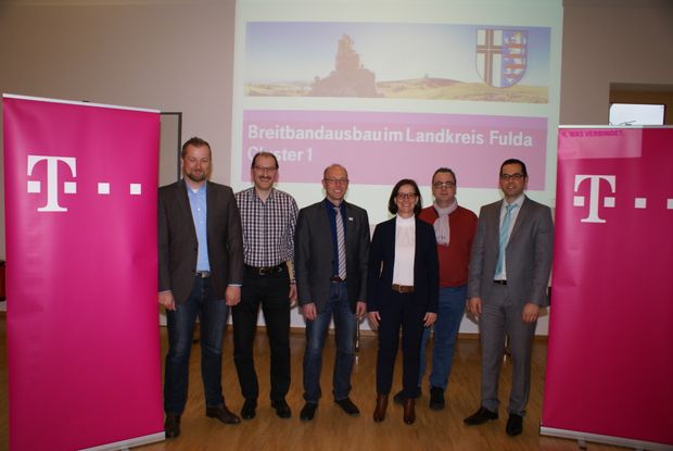 Auf dem Bild zu sehen (von links): Daniel Günther (Projektleiter Technik Telekom), Christof Erb (Breitbandkoordinator LK Fulda), Jürgen Hahn (BM Gemeinde Rasdorf), Marion Frohnapfel (BM Gemeinde Nüsttal), Rüdiger Ratz (Fachbereichsleiter Gemeinde Hofbieber), Fuat Dalar (RegioM Telekom)