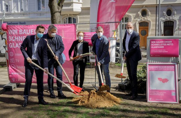 Foto: v.l.: Gregor Vincentz (Leiter Produktion Technik Telekom), Jens de Vries (Breitbandkoordinator der Stadt Aachen), Ursula Schauf-Paschek (Infrastrukturvertrieb Telekom), Dr. Frank Schmidt (Konzernbevollmächtigter Telekom) und Prof. Dr. Manfred Sicking (Beigeordneter der Stadt Aachen)