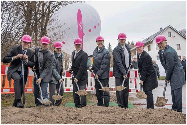 (v.l.n.r.: Bernhard Ginter (Telekom), Joachim Kunz (Handwerkskammer Konstanz), Christoph Moschberger (IHK Schwarzwald-Baar-Heuberg), Frank Bothe (Niederlassungsleiter Südwest der Deutschen Telekom Technik GmbH), Landrat Dr. Wolf-Rüdiger Michel, Martin Rudersdorf (Breitbandberater Landkreis), Bürgermeister Emil Maser, Bürgermeister Herbert Halder (Kreisvorsitzender Gemeindetag Baden-Württemberg))