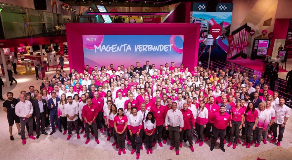 Hier ist das komplette IFA-Standteam der Telekom. Kleiner Tipp: Sucht Lea nicht, sie steht verdeckt. ;)