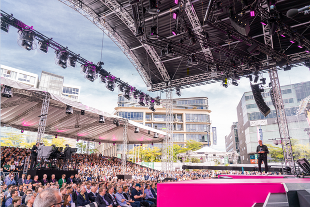 Tim Höttges auf der Inspiration Stage